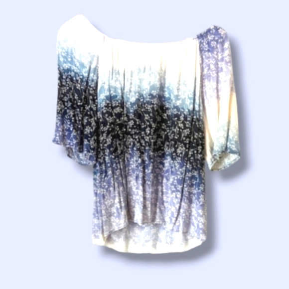 🩵Flowy, Stretchy 3/4 Sleeve Top Floral w/Gradations of Blue and Creamy White - Picture 3 of 7